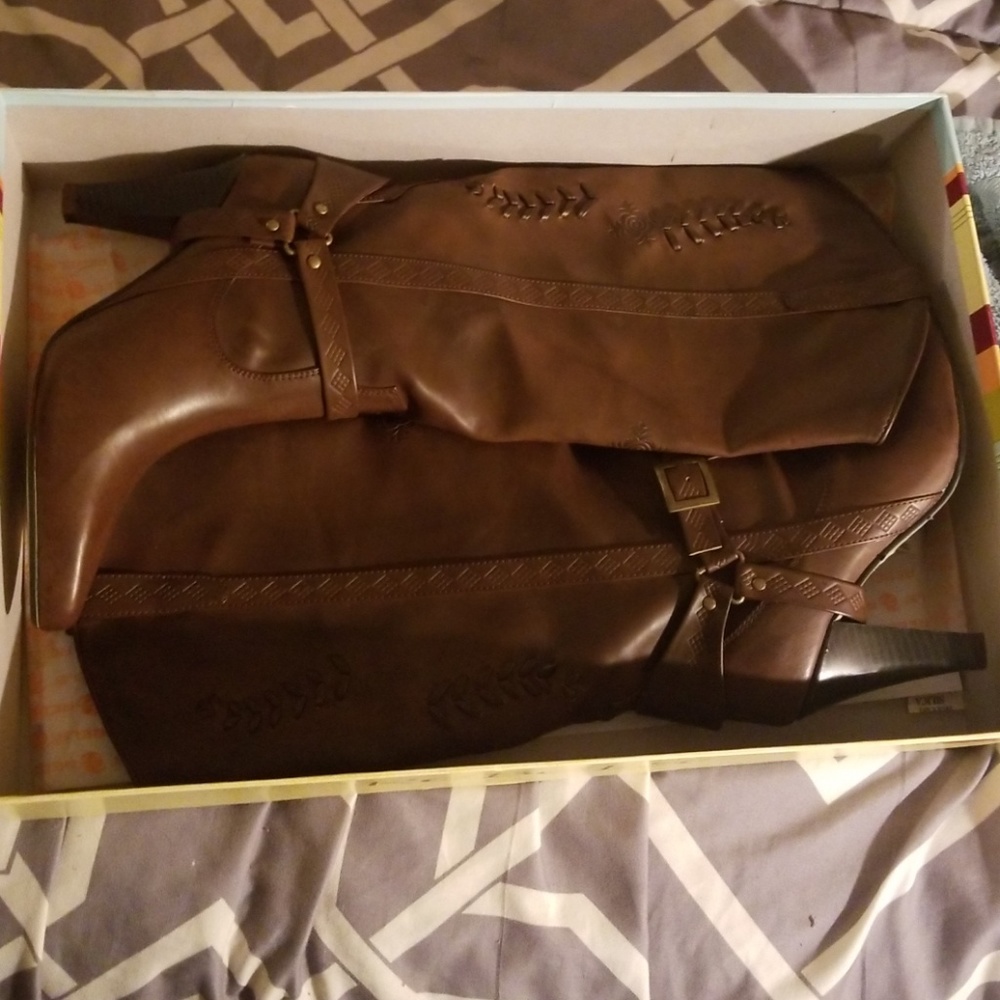 NWT Brown leather heeled boots